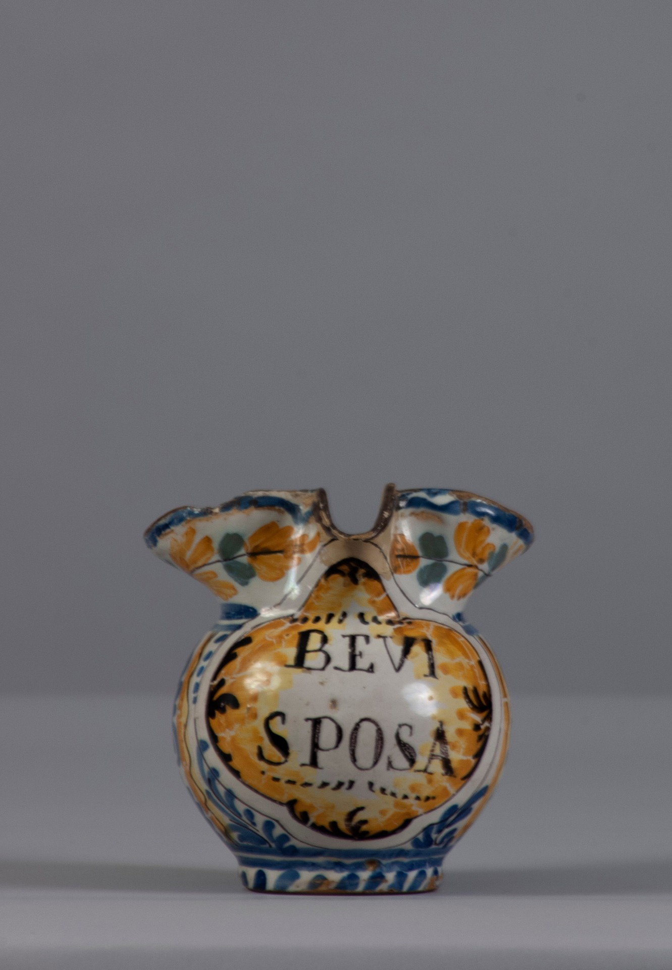 Urbino, XVIIIe siècle, Brocca "Bevi Sposa" Faïence polychrome